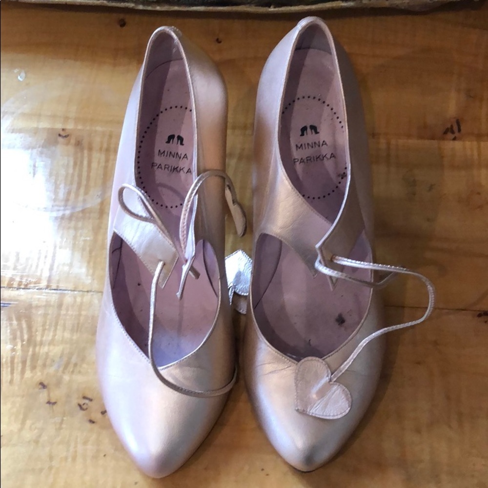 Lightly worn Minna Parikka pink pumps w heart tie